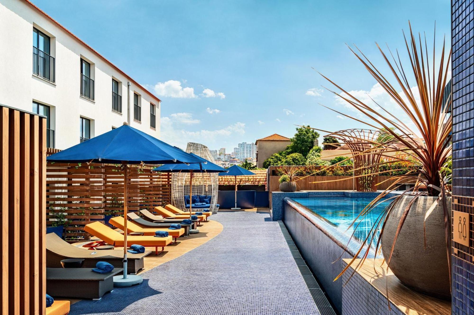 Forte De Gaia, Autograph Collection Vila Nova de Gaia Exteriör bild The rooftop pool at the Hotel