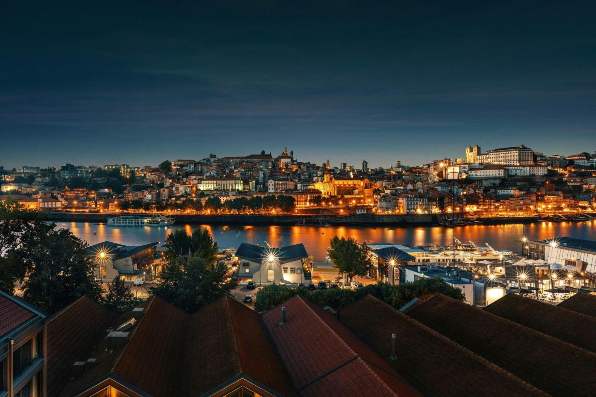 Forte De Gaia, Autograph Collection Vila Nova de Gaia Exteriör bild The city of Coimbra at night