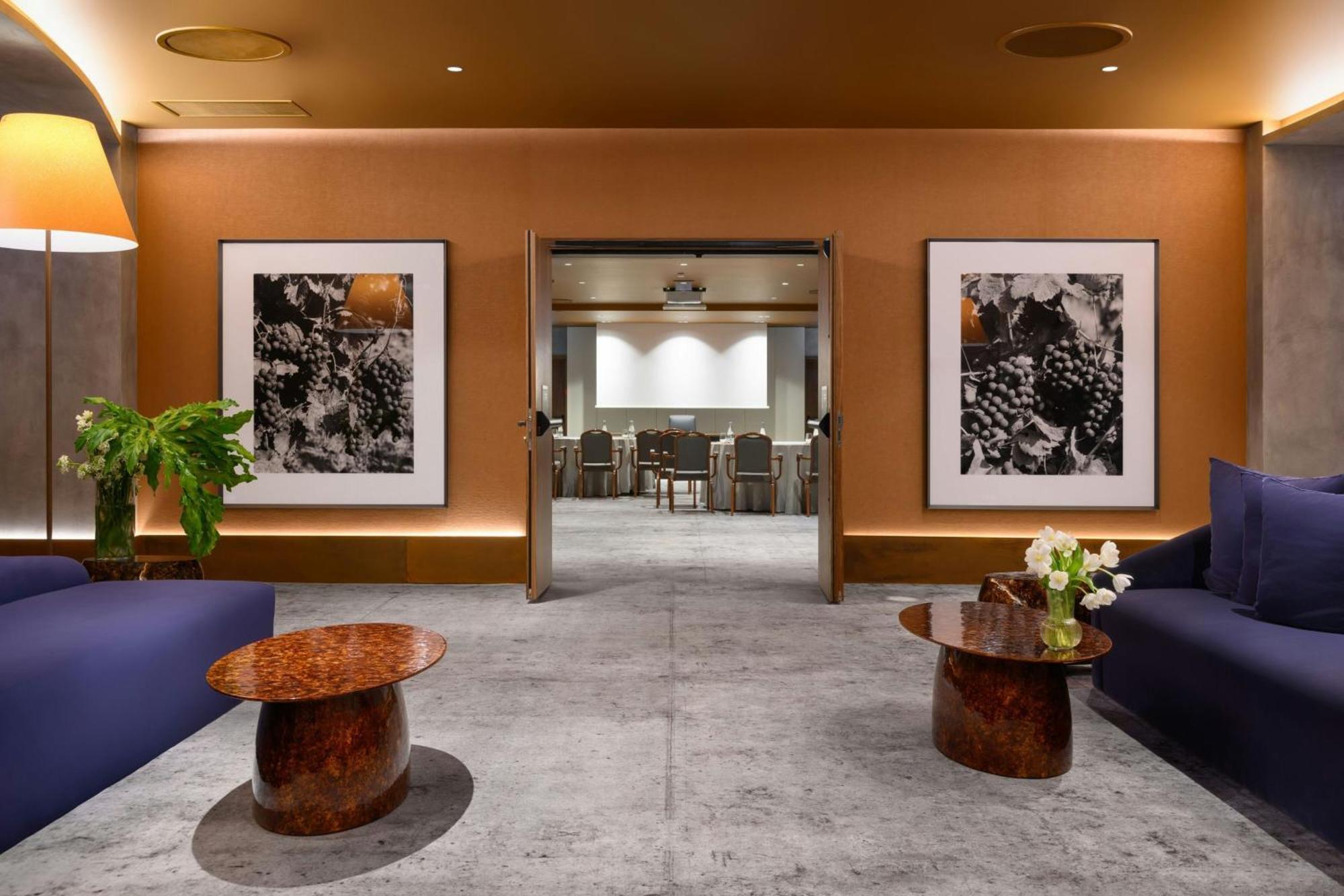 Forte De Gaia, Autograph Collection Vila Nova de Gaia Exteriör bild The Club lounge at Hong Kong International Airport